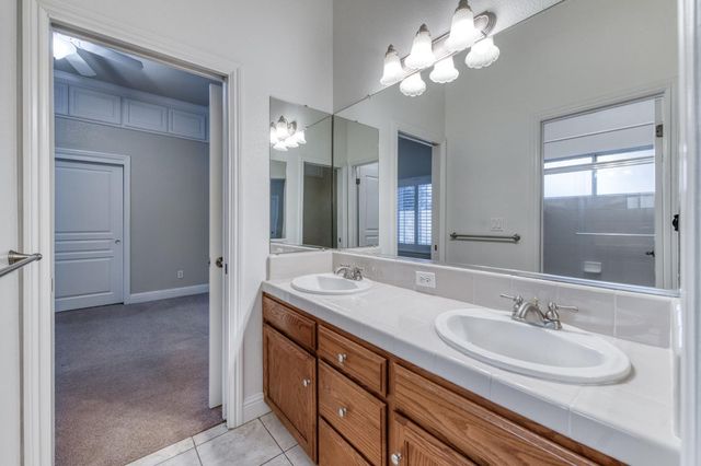 366 W Warwick Avenue, Clovis, CA 93619