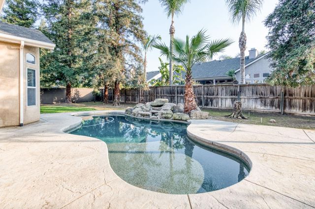 366 W Warwick Avenue, Clovis, CA 93619