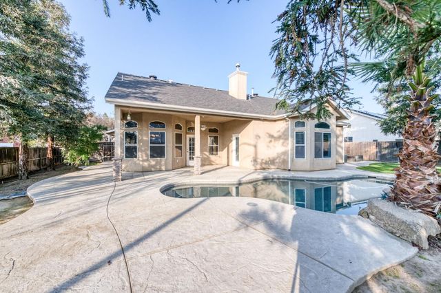 366 W Warwick Avenue, Clovis, CA 93619