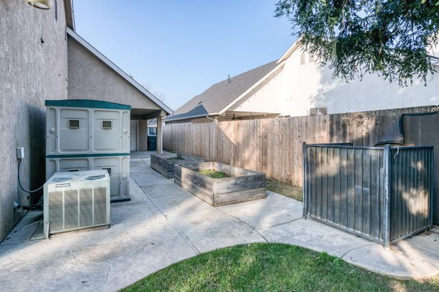 366 W Warwick Avenue, Clovis, CA 93619