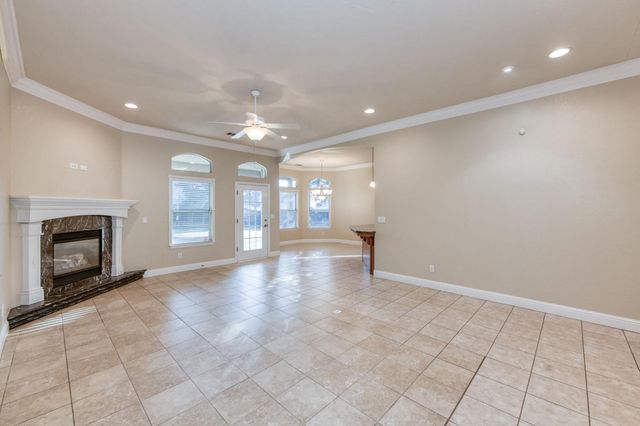 366 W Warwick Avenue, Clovis, CA 93619