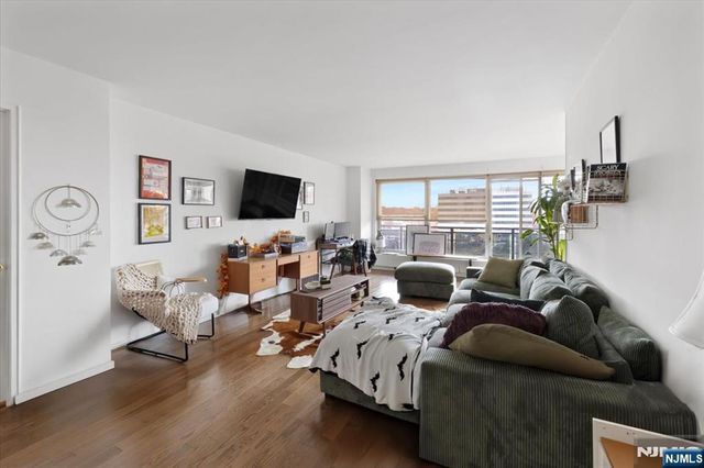 2077 Center Avenue 7G, Fort Lee, NJ 07024