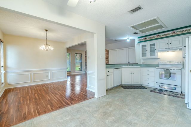 2119 Turf Club Drive, Arlington, TX 76017