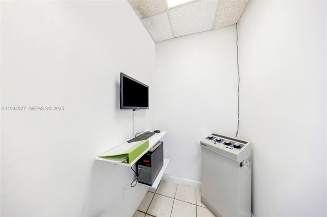 700 E 1st Ave, Hialeah, FL 33010