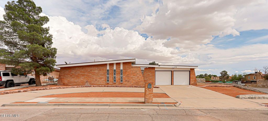 1534 Monte Sanders Lane, El Paso, TX 79935