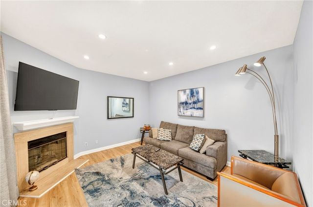 688 Indian Oak Lane 102, Oak Park, CA 91377