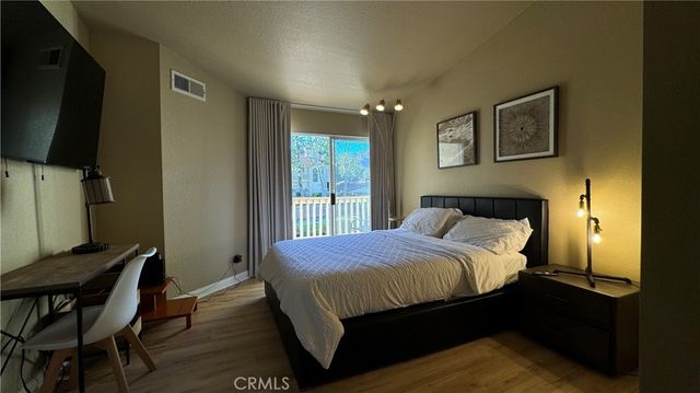 688 Indian Oak Lane 102, Oak Park, CA 91377