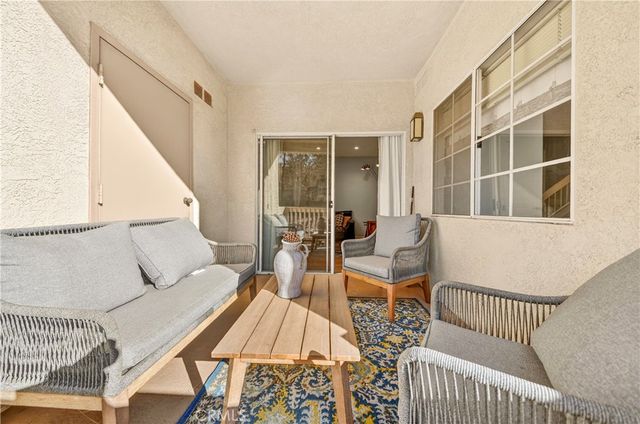 688 Indian Oak Lane 102, Oak Park, CA 91377