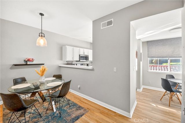 688 Indian Oak Lane 102, Oak Park, CA 91377