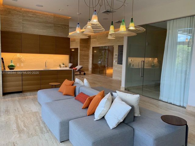 16385 Biscayne Boulevard 1806 +1 parking, North Miami Beach, FL 33160