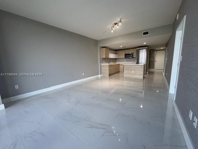 16385 Biscayne Boulevard 1806 +1 parking, North Miami Beach, FL 33160