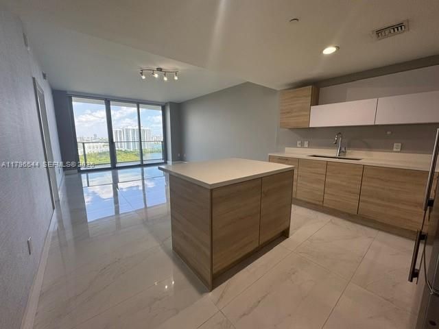 16385 Biscayne Boulevard 1806 +1 parking, North Miami Beach, FL 33160