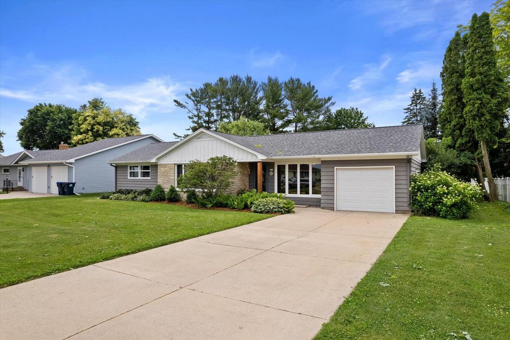 630 E Center STREET, Juneau, WI 53039