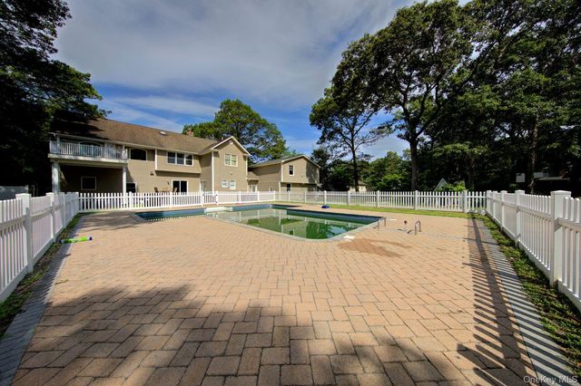 97 Chestnut Street, Mount Sinai, NY 11766