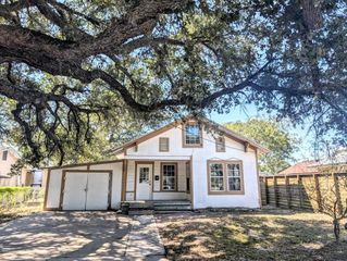 909 N Live Oak St, Rockport, TX 78382