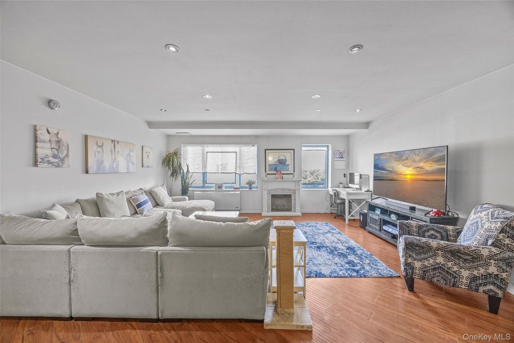 136 Beach 117th Street 2H, Rockaway Park, NY 11694 — photo 2
