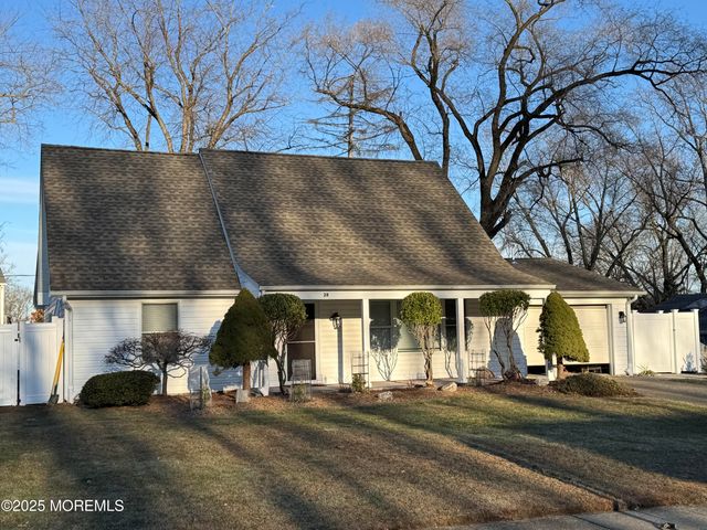 28 Irongate Lane, Matawan, NJ 07747