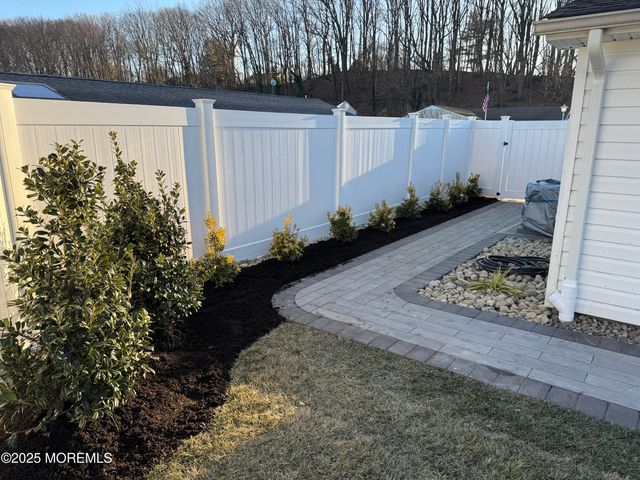 28 Irongate Lane, Matawan, NJ 07747