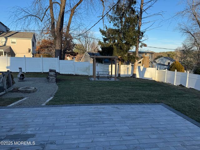 28 Irongate Lane, Matawan, NJ 07747