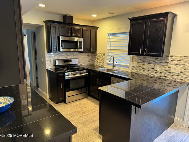 28 Irongate Lane, Matawan, NJ 07747