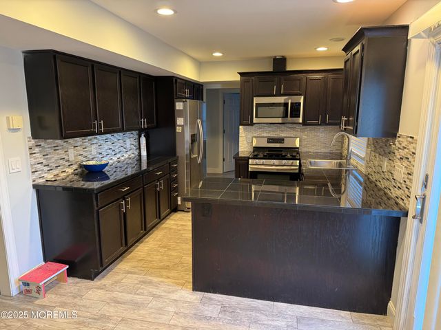 28 Irongate Lane, Matawan, NJ 07747