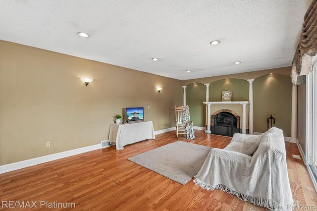881 Bogie Lake Road, White Lake Charter Township, MI 48383