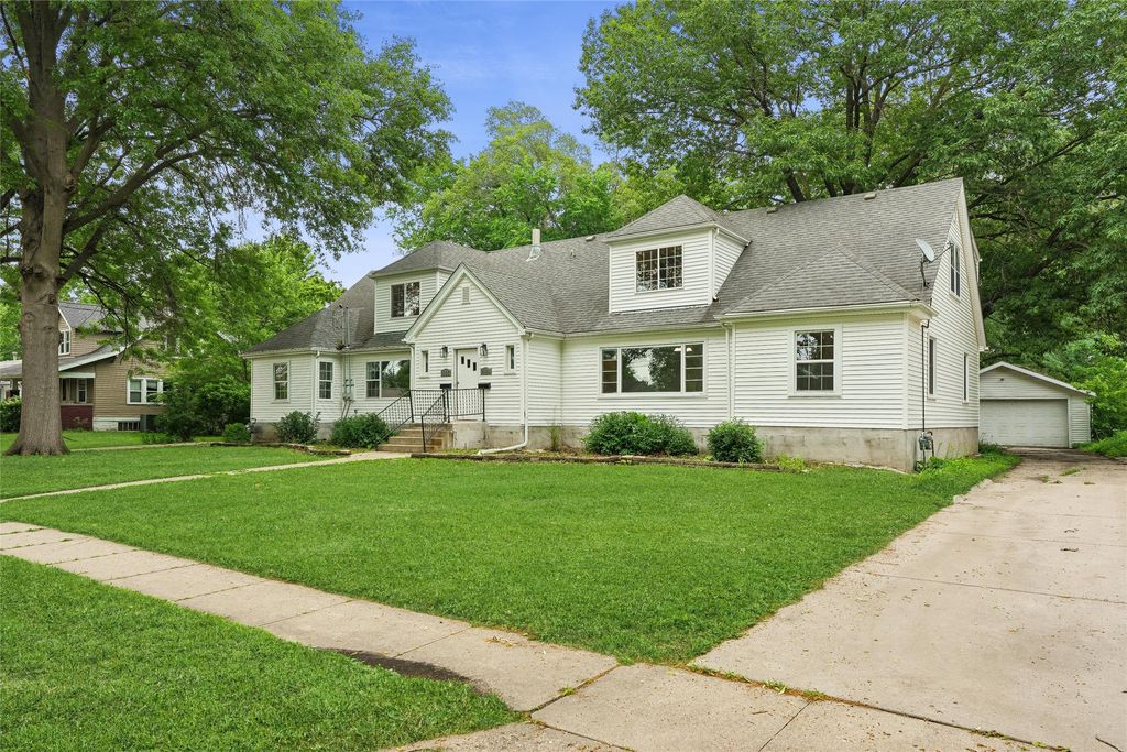 2525 51st Street, Des Moines, IA 50310
