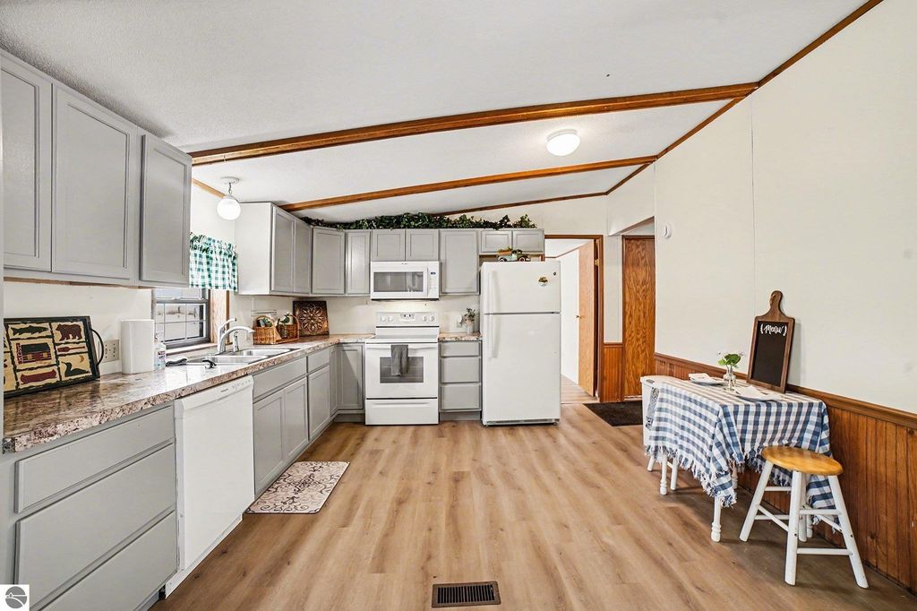 Image 11 of property listing at 1283 S Waldron Road, Crystal, MI 48818