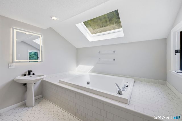 30 North Canton Road, Simsbury, CT 06092