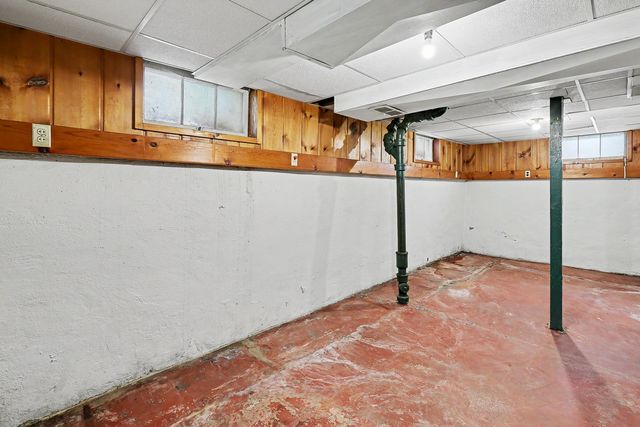 302 S Russell Avenue, Ames, IA 50010
