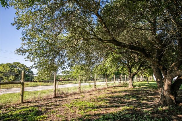 8660 Cedar Hill Road, Brenham, TX 77833