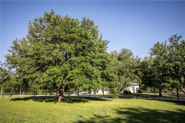 8660 Cedar Hill Road, Brenham, TX 77833