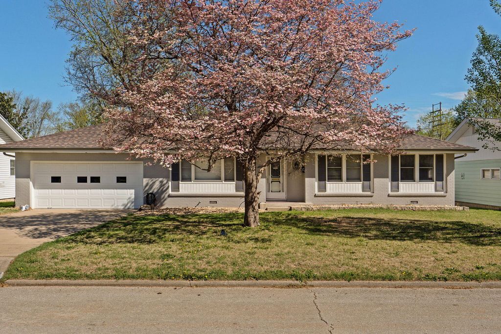1249 E Edgewood Street, Springfield, MO 65804