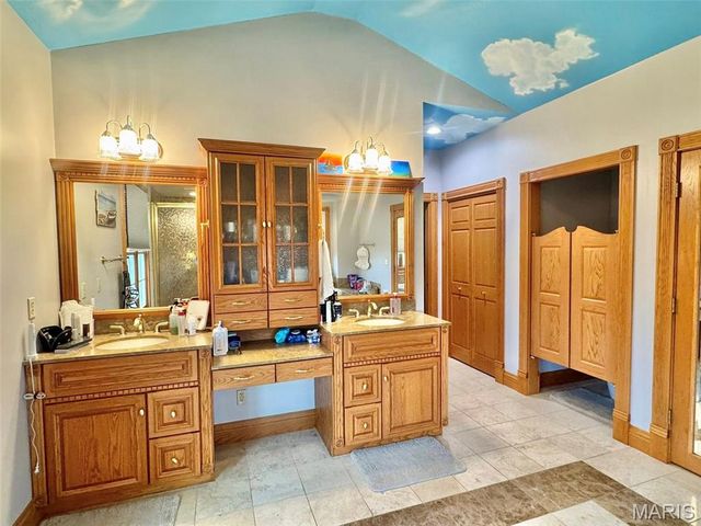 5500 Hidden Valley, Hannibal, MO 63401