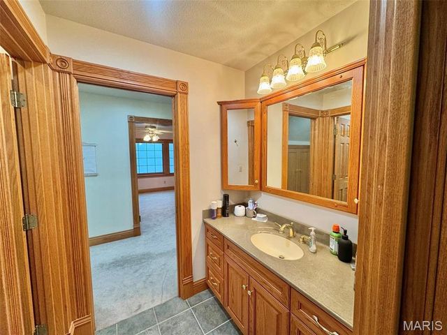 5500 Hidden Valley, Hannibal, MO 63401