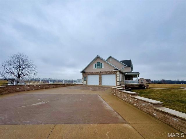 5500 Hidden Valley, Hannibal, MO 63401