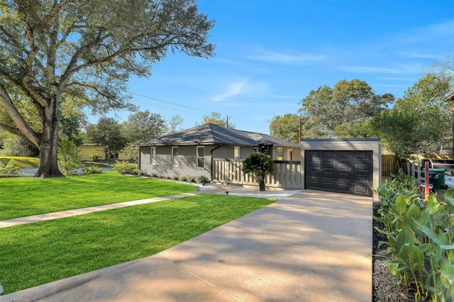 1403 S Chappell Hill Street, Brenham, TX 77833