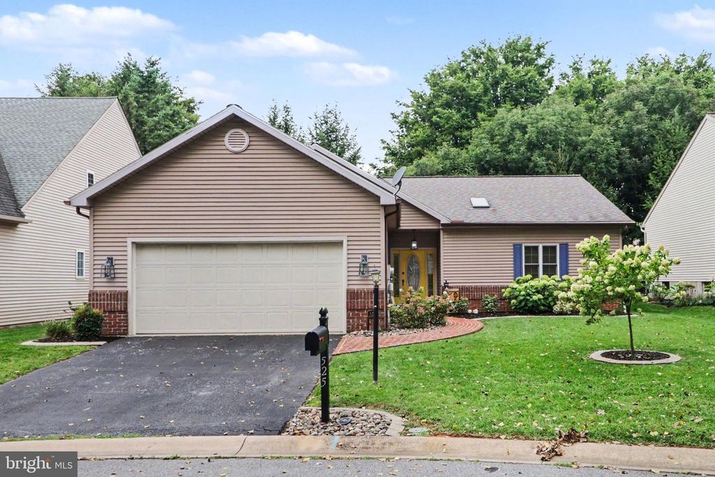 525 WATERSIDE CIR, Lebanon, PA 17042