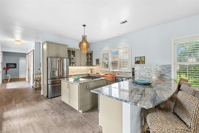 304 Nautilus Ave, Lakeway, TX 78738