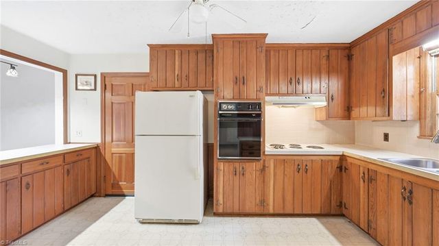 6070 Blue Bonnet Lane, Winston-salem, NC 27103