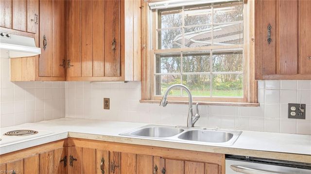 6070 Blue Bonnet Lane, Winston-salem, NC 27103