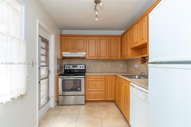 3990 NW 42nd Ave 106, Lauderdale Lakes, FL 33319