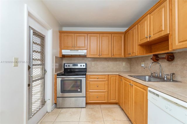 3990 NW 42nd Ave 106, Lauderdale Lakes, FL 33319