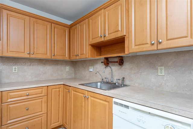 3990 NW 42nd Ave 106, Lauderdale Lakes, FL 33319