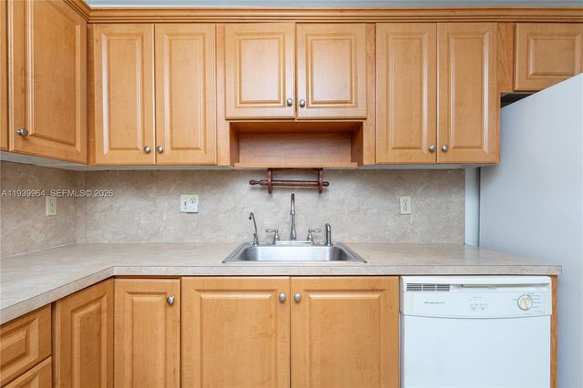 3990 NW 42nd Ave 106, Lauderdale Lakes, FL 33319