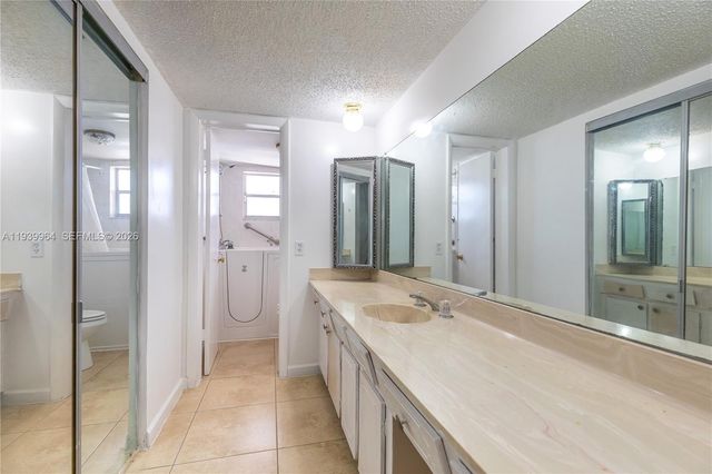 3990 NW 42nd Ave 106, Lauderdale Lakes, FL 33319