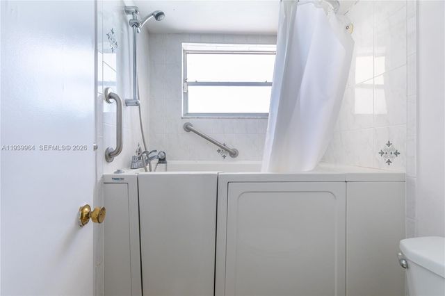 3990 NW 42nd Ave 106, Lauderdale Lakes, FL 33319