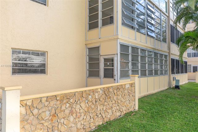 3990 NW 42nd Ave 106, Lauderdale Lakes, FL 33319