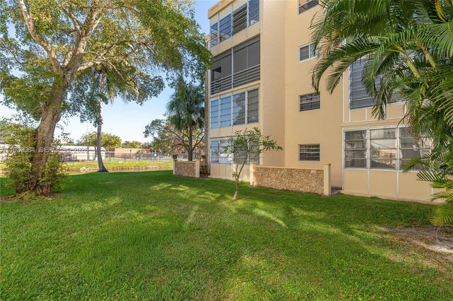 3990 NW 42nd Ave 106, Lauderdale Lakes, FL 33319
