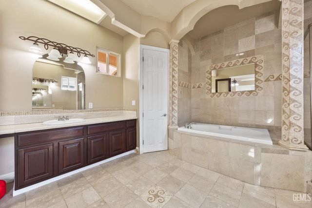 3727 Park Mountain Drive, Bakersfield, CA 93308